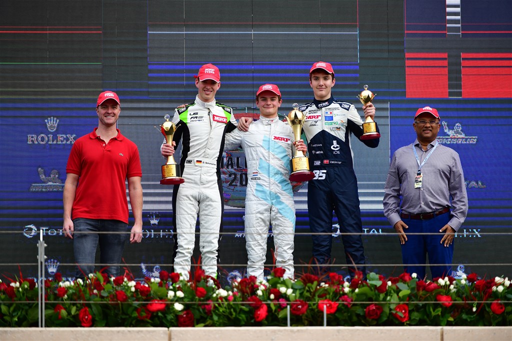 Valdemar Eriksen på podiet i Bahrain ved siden af David Schumacher, og Bent Viscaal. Trofæer blev overrakt af tidligere Formel 1-kører Ralf Schumacher.
(Foto: Aditya Bedre)